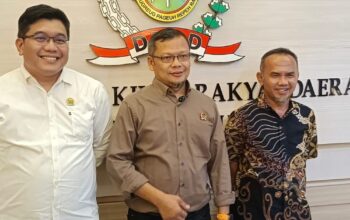 DIWAWANCARA: Ketua DPRD Kota Sukabumi, Wawan Juanda saat diwawancara sejumlah media, Selasa (14/10).