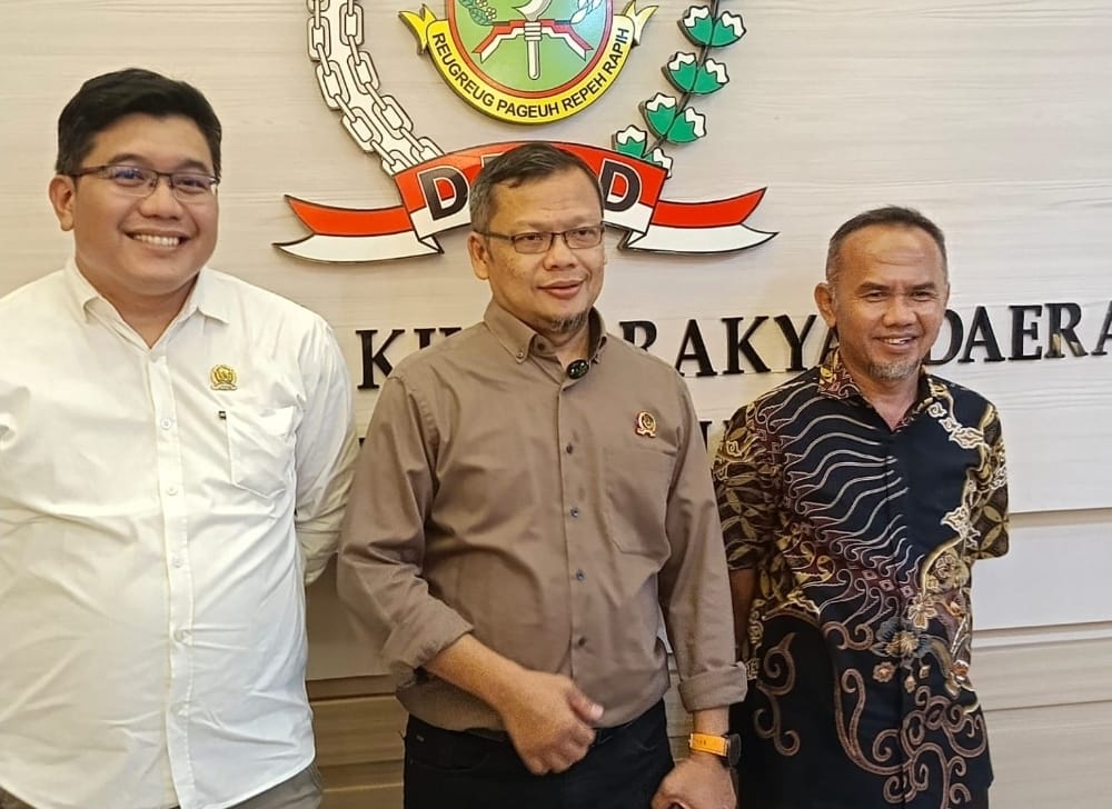 DIWAWANCARA: Ketua DPRD Kota Sukabumi, Wawan Juanda saat diwawancara sejumlah media, Selasa (14/10).