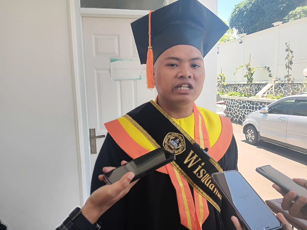 DIWAWANCARA: Diko Ilham Muhammad saat diwawancara sejumlah media disela Sidang Senat Terbuka Wisuda Sarjana ke-XXII disalah satu gedung hotel Jalan Selabintana, Selasa (14/10).