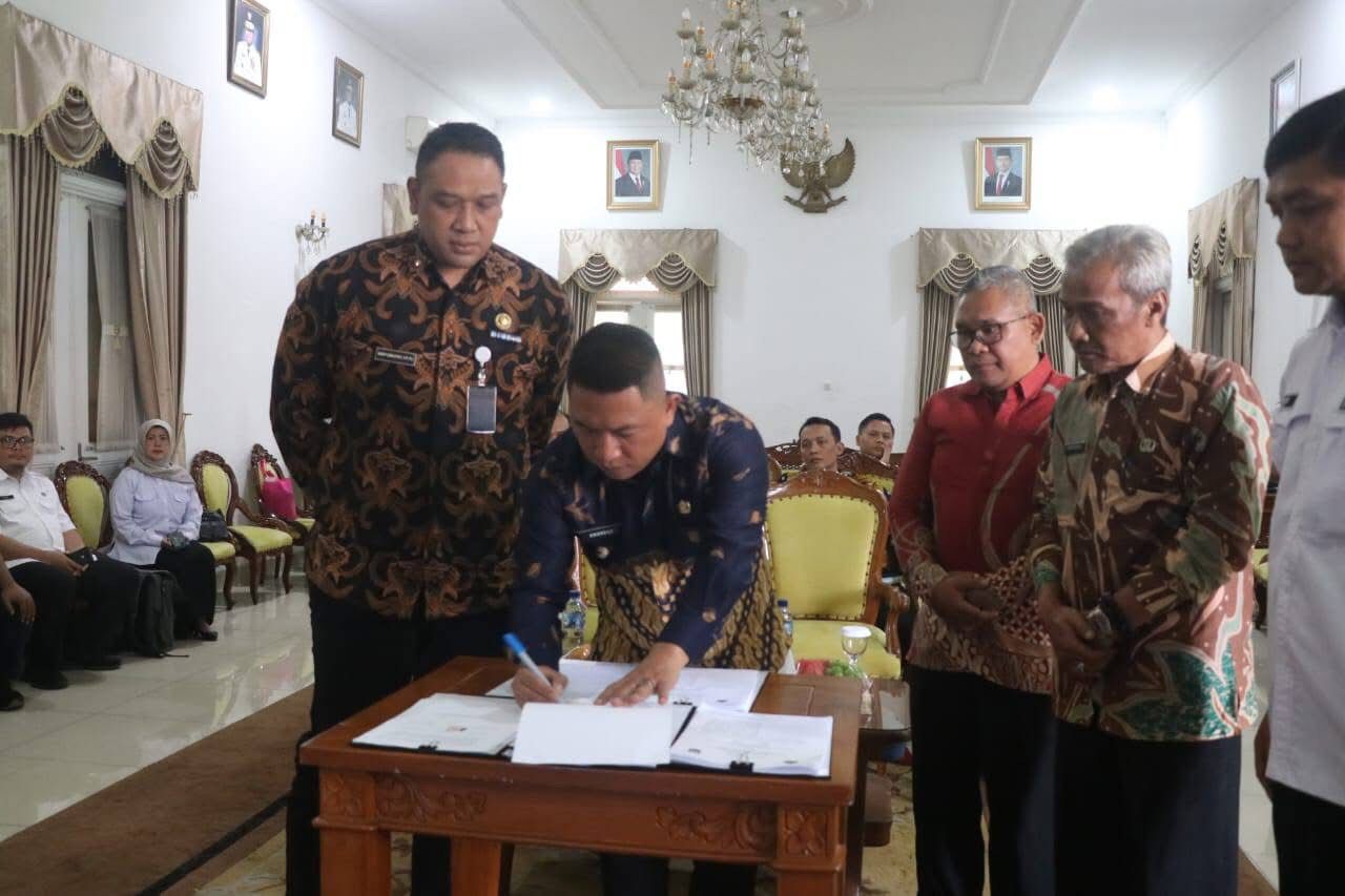 DITANDATANGANI: Wakil Bupati Sukabumi, Andreas, saat menandatangani perjanjian kerja sama OP4D di Gedung Pendopo Sukabumi.(FOTO: UNTUK RADAR SUKABUMI)