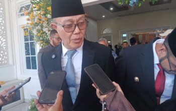 DIWAWANCARA: Wali Kota Sukabumi Ayep Zaki saat diwawancarai sejumlah media, belum lama ini.(FT: BAMBANG/RADARSUKABUMI)