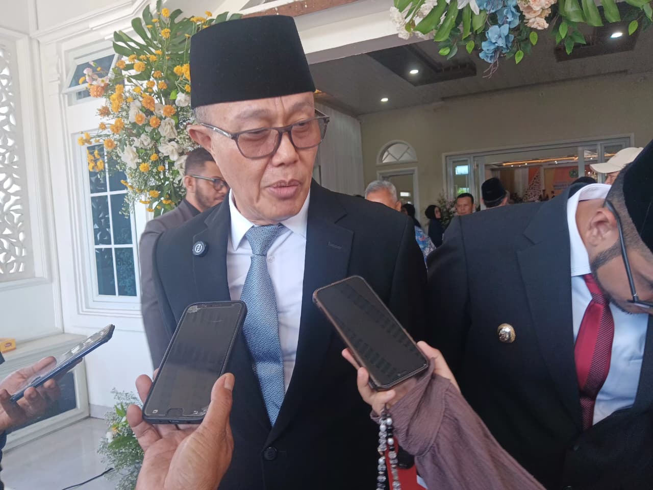 DIWAWANCARA: Wali Kota Sukabumi Ayep Zaki saat diwawancarai sejumlah media, belum lama ini.(FT: BAMBANG/RADARSUKABUMI)