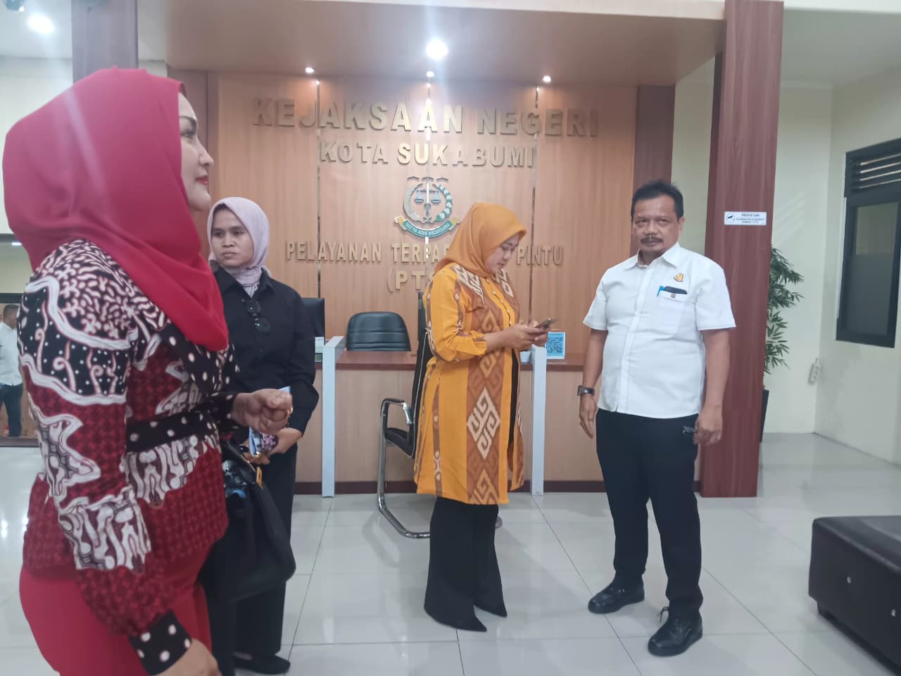 KUNJUNGAN: Panja Wakaf DPRD Kota Sukabumi saat menyambangi Kantor Kejaksaan Negeri Kota Sukabumi, Rabu (15/10).(FT: BAMBANG/RADARSUKABUMI)