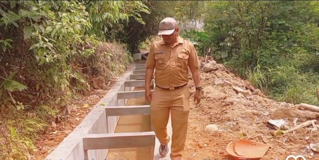 PENINJAUAN: Lurah Subangjaya Jumyati saat meninjau progres rehabilitasi dan normalisasi saluran Sungai Jogray, Kelurahan Subangjaya, Kecamatan Cikole, belum lama ini.(FT: IST)