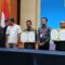 MITRA: Kepala SMKN 1 Cibadak, Iwan saat menunjukan penandatanganan MoU dengan PT Akasha Wira Internasional Tbk dan Indokopi Makmur Sentosa di Kemendikbuddasmen Gedung A, Jakarta Pusat, Selasa (14/10/2025). (widi/radarsukabumi)