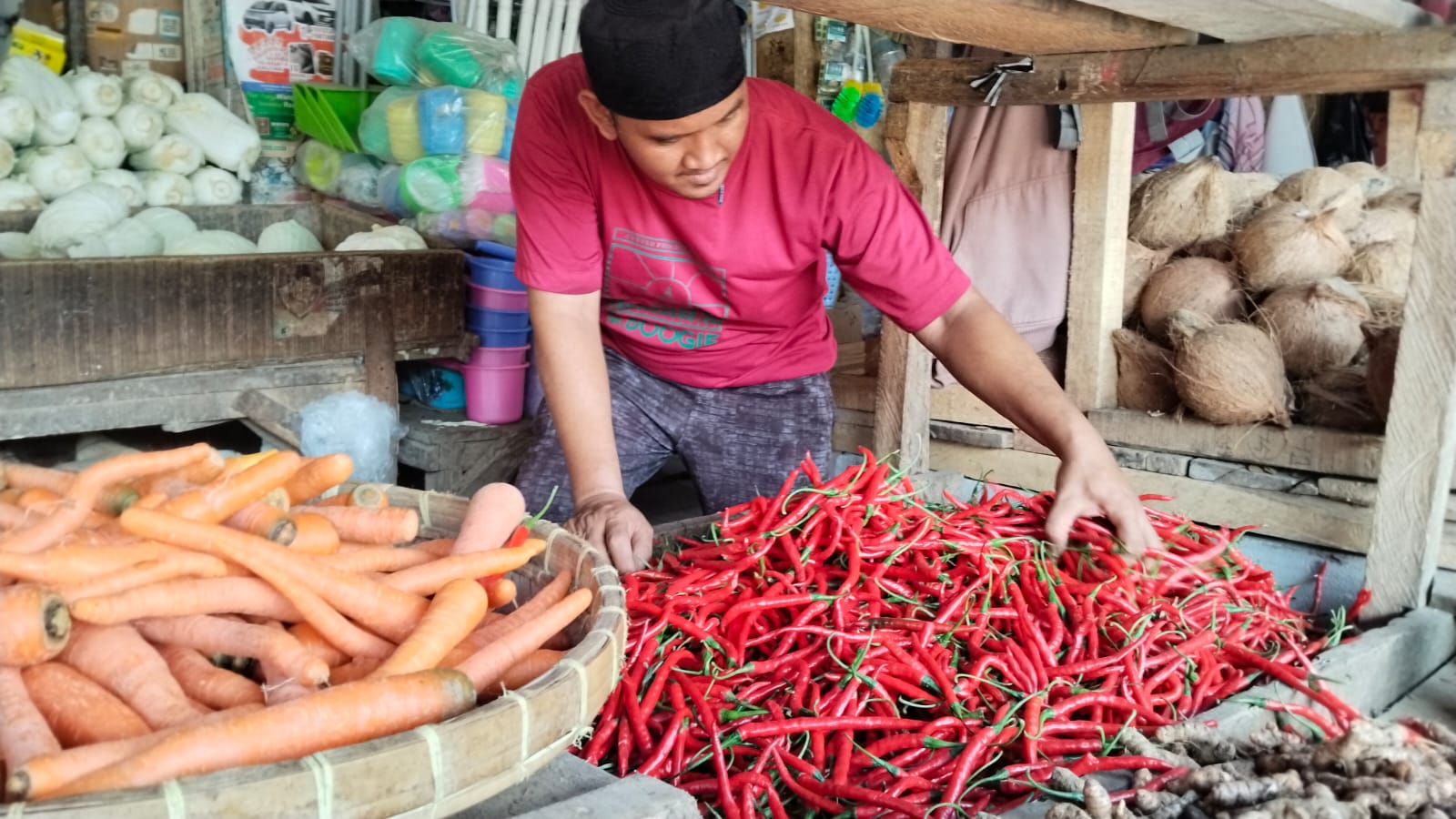 FOTO : NANDI/ RADARSUKABUMI Pedagang saat memilah cabai rawit merah di PSM Palabuhanratu, kabupaten Sukabumi.