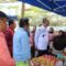 PENINJAUAN: Wali Kota Sukabumi, Ayep Zaki saat meninjau Gerakan Pangan Murah Serentak di Taman Cikondang, Kamis (16/10).(FT: IST)