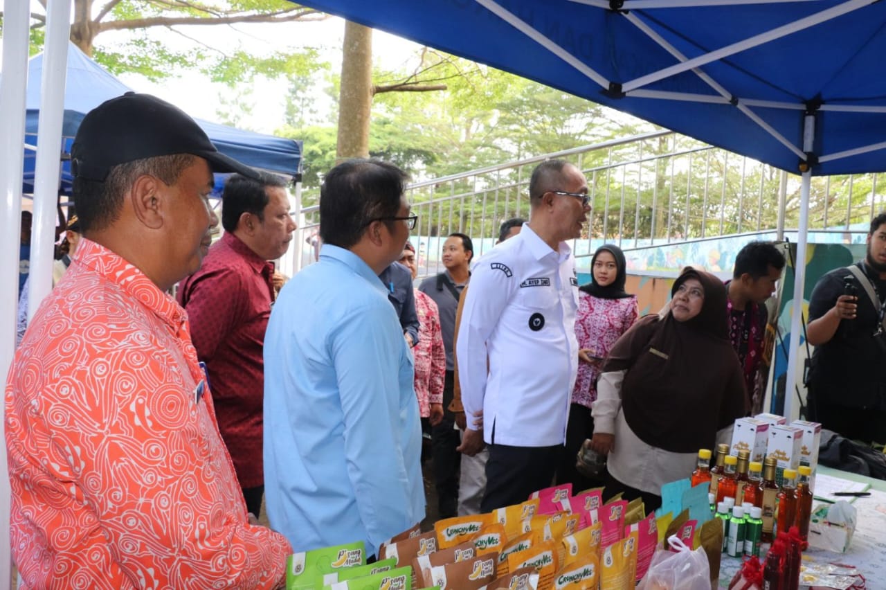 PENINJAUAN: Wali Kota Sukabumi, Ayep Zaki saat meninjau Gerakan Pangan Murah Serentak di Taman Cikondang, Kamis (16/10).(FT: IST)