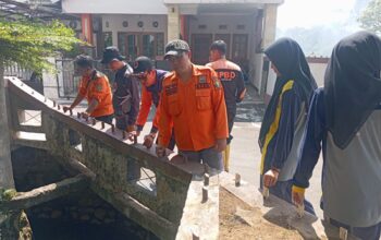 PENINJAUAN: Sejumlah personel BPBD Kota Sukabumi saat meninjau titik rawan banjir di Kelurahan Selabatu, Kecamatan Cikole, Kamis (16/10).(FT: IST)