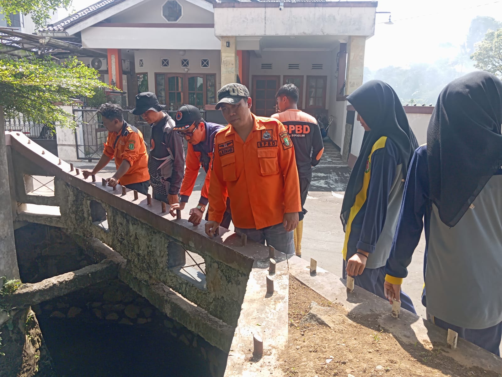PENINJAUAN: Sejumlah personel BPBD Kota Sukabumi saat meninjau titik rawan banjir di Kelurahan Selabatu, Kecamatan Cikole, Kamis (16/10).(FT: IST)