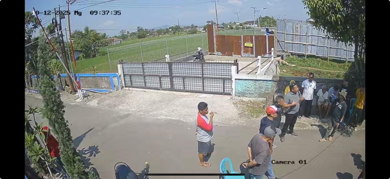 LENGGANG: Kondisi pembangunan dan pembongkaran tembok pembatas di Perumahan Puri Cibeureum Permai (PCP) 2, RW 9, Kelurahan Babakan, Kecamatan Cibeureum, Kota Sukabumi, belum lama ini.(FT: IST)