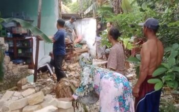 Kondisi dinding rumah kepala Desa Ciparay Jampangkulon ambuk
