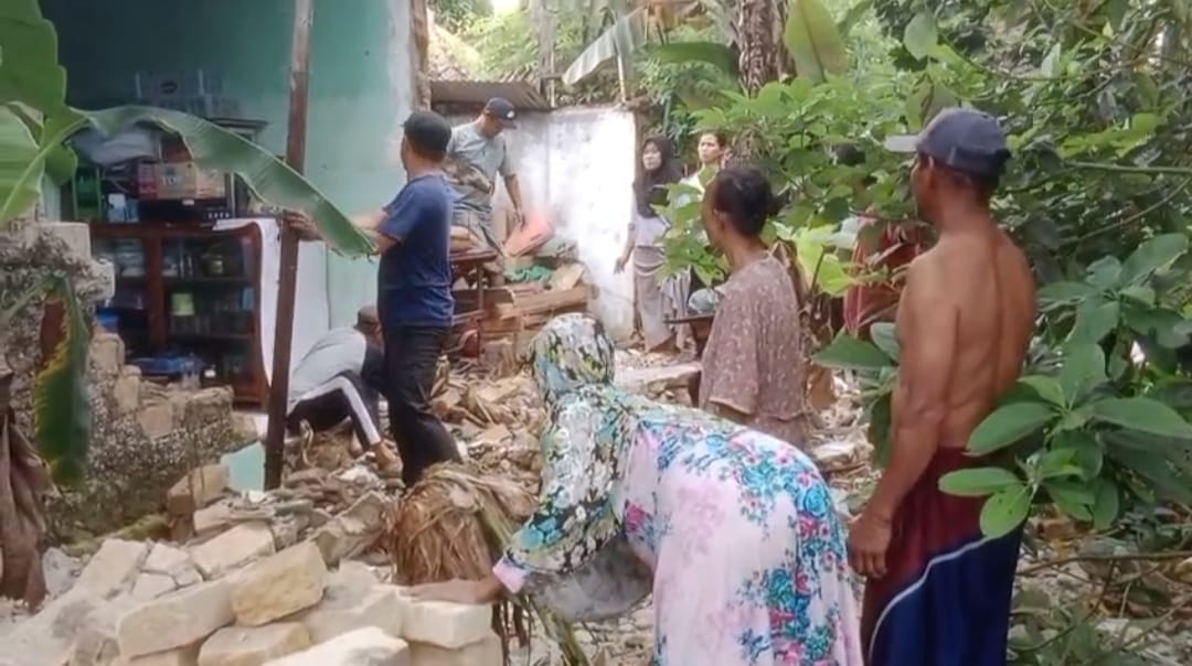 Kondisi dinding rumah kepala Desa Ciparay Jampangkulon ambuk