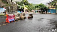 Barier Tak Tertata di Simpang Gunung Butak Dikeluhkan:  Minim Penerangan, Rawan Kecelakaan!