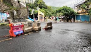 Barier Tak Tertata di Simpang Gunung Butak Dikeluhkan:  Minim Penerangan, Rawan Kecelakaan!