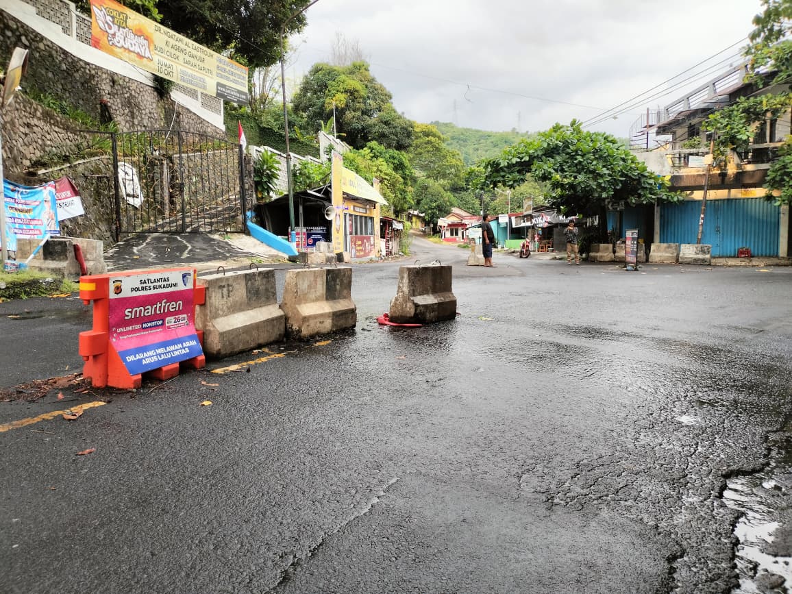 Kondisi pembatas jalan atau barier di sming tiga Gunungbutak, Desa Citepus, kecamatan Palabuhanratu, KabupatenSumabumi.