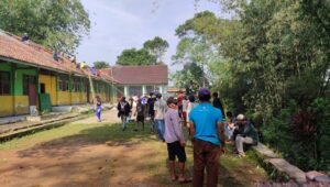 Tiga Kelas SDN Gunungbatu Dibongkar, Warga Bergerak Demi Keselamatan Anak