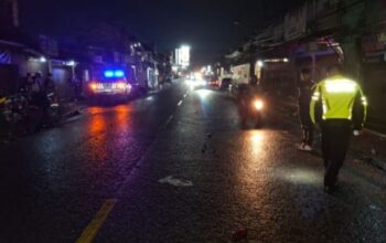 OLAH TKP : Petugas Polres Sukabumi Kota, saat olah TKP lakalantas di ruas Jalan Raya Cisaat, Kabupaten Sukabumi, tepatnya di depan Klinik Mantri Otoh, Desa Nagrak, Kecamatan Cisaat, Sabtu (18/10) sekitar pukul 22.50 WIB.