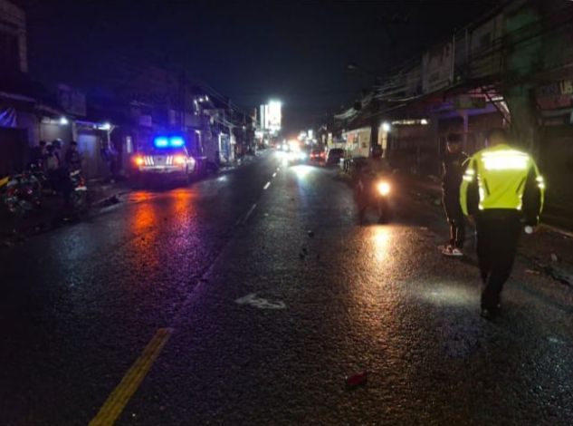 OLAH TKP : Petugas Polres Sukabumi Kota, saat olah TKP lakalantas di ruas Jalan Raya Cisaat, Kabupaten Sukabumi, tepatnya di depan Klinik Mantri Otoh, Desa Nagrak, Kecamatan Cisaat, Sabtu (18/10) sekitar pukul 22.50 WIB.