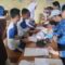Suasana saat pemeriksaan kesehatan para pelajar Madrasah Tsanawiyah (MTs) Bangkonol, Desa Sukaluyu, Kecamatan Kalibunder, Kabupaten Sukabumi pada Sabtu (18/10/2025).