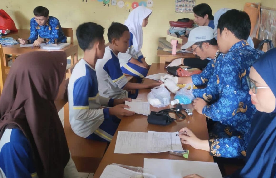 Suasana saat pemeriksaan kesehatan para pelajar Madrasah Tsanawiyah (MTs) Bangkonol, Desa Sukaluyu, Kecamatan Kalibunder, Kabupaten Sukabumi pada Sabtu (18/10/2025).