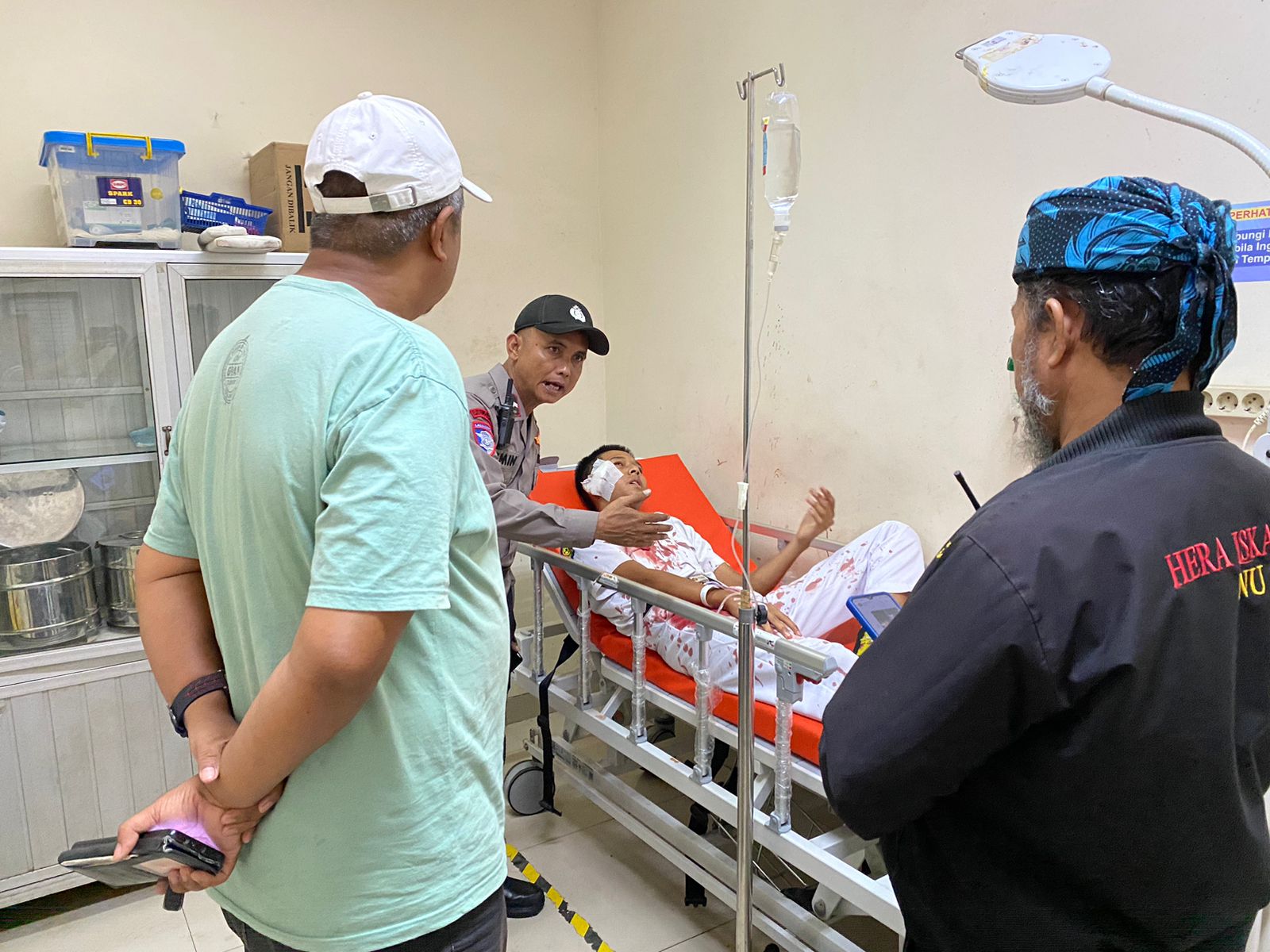 DIEVAKUASI : Petugas Kepolisian saat mengevakuasi pelajar SMK yang jadi korban pembacokan misterius di wilayah Karangtengah, Kecamatan Cibadak pada Senin (20/10).
