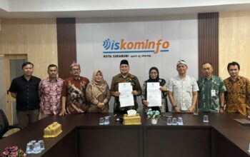 KERJASAMA: Diskominfo bersama Disdukcapil Kota Sukabumi, resmi menandatangani PKS tentang pemanfaatan data kependudukan, Rabu (16/10).