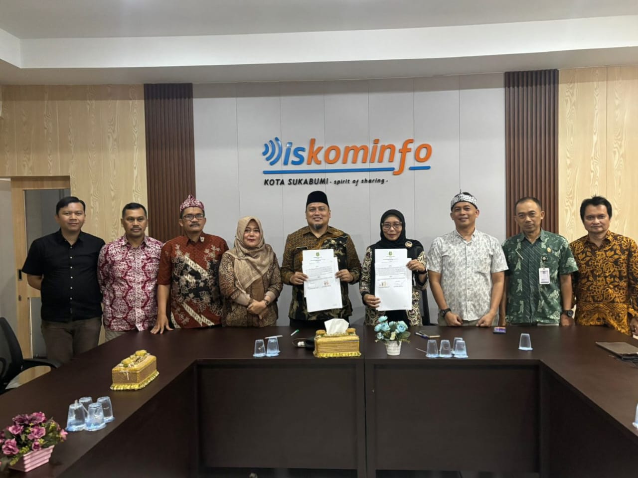 KERJASAMA: Diskominfo bersama Disdukcapil Kota Sukabumi, resmi menandatangani PKS tentang pemanfaatan data kependudukan, Rabu (16/10).