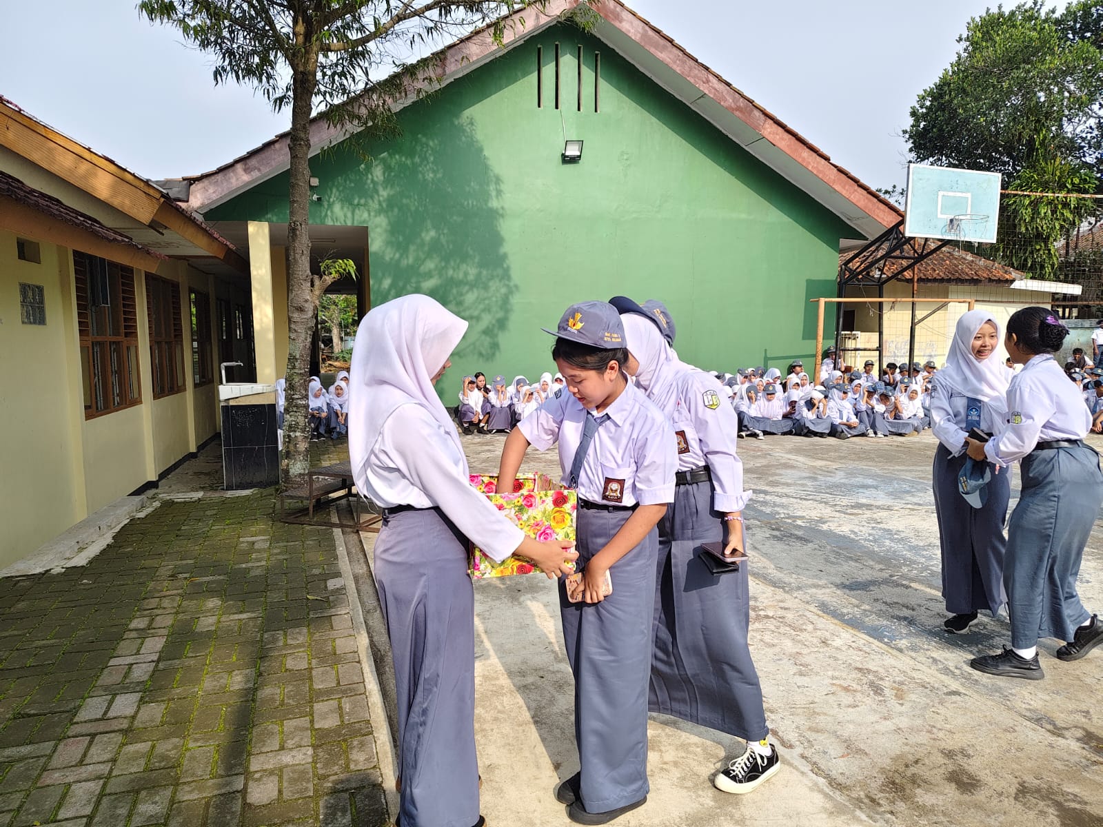 DONASI: Sejumlah pelajar SMKN 3 Kota Sukabumi, saat melakukan gerakan donasi, Senin (20/10).
