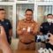 Bupati Sukabumi Asep Japar saat menunjukan hasil test urine nya.