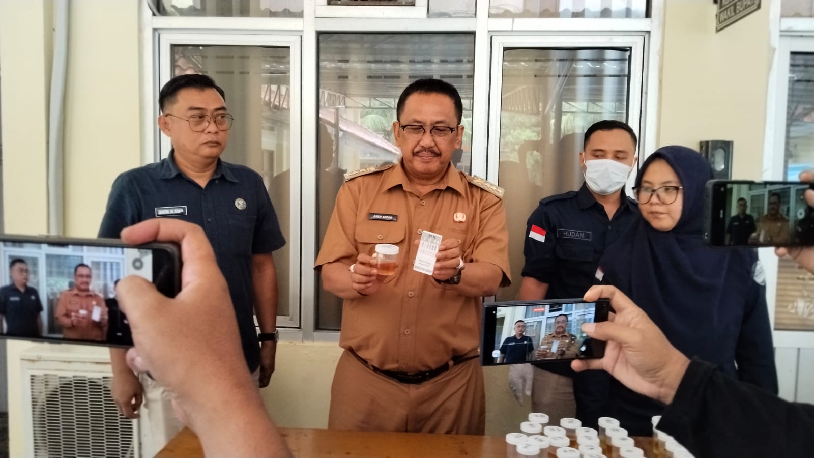Bupati Sukabumi Asep Japar saat menunjukan hasil test urine nya.