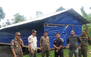Personel Satpol PP dan tim gabungan saat melaksanakan pengecekan
