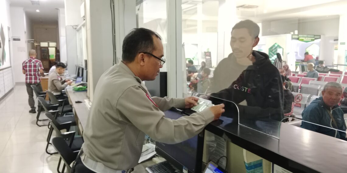 PELAYANAN: Kondisi pelayanan di Samsat Kota Sukabumi, Selasa (21/10).