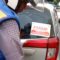 PENERTIBAN: Sejumlah petugas Dishub Kota Sukabumi saat memasang stiker larangan parkir sembarangan di Jalan Jenderal Ahmad Yani, Selasa (21/10).