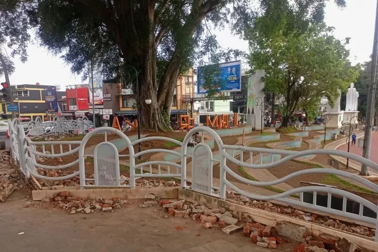 PEMBANGUNAN: Kondisi pemasangan pagar di Lapang Merdeka Kota Sukabumi, belum lama ini.