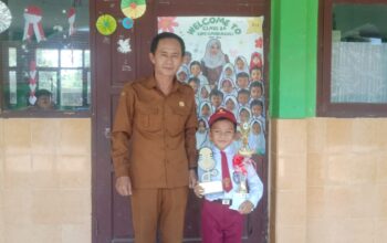 BANGGA : Kepala SDN Gandasoli, Ade Rahmat bersama Aldan peraih juara 1 Ngadongeng Tingkat Provinsi Jawa Barat pada Festival Tunas Bahasa Ibu.