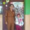 BANGGA : Kepala SDN Gandasoli, Ade Rahmat bersama Aldan peraih juara 1 Ngadongeng Tingkat Provinsi Jawa Barat pada Festival Tunas Bahasa Ibu.
