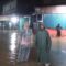DITINJAU : Salah satu petugas P2BK saat meninjau salah satu lokasi rumah terdampak bencana hidrometeorologi di Kabupaten Sukabumi pada Selasa (21/10) malam.