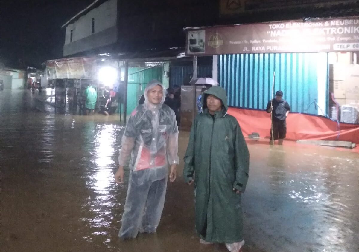 DITINJAU : Salah satu petugas P2BK saat meninjau salah satu lokasi rumah terdampak bencana hidrometeorologi di Kabupaten Sukabumi pada Selasa (21/10) malam.