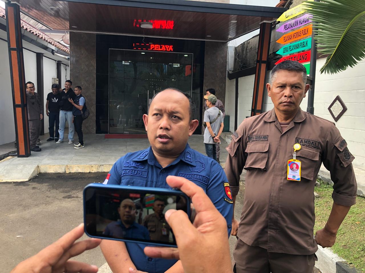 DIWAWANCARAI : Kasi Pidsus Kejaksaan Negeri Kabupaten Sukabumi, Agus Yuliana, saat diwawancarai Radar Sukabumi.