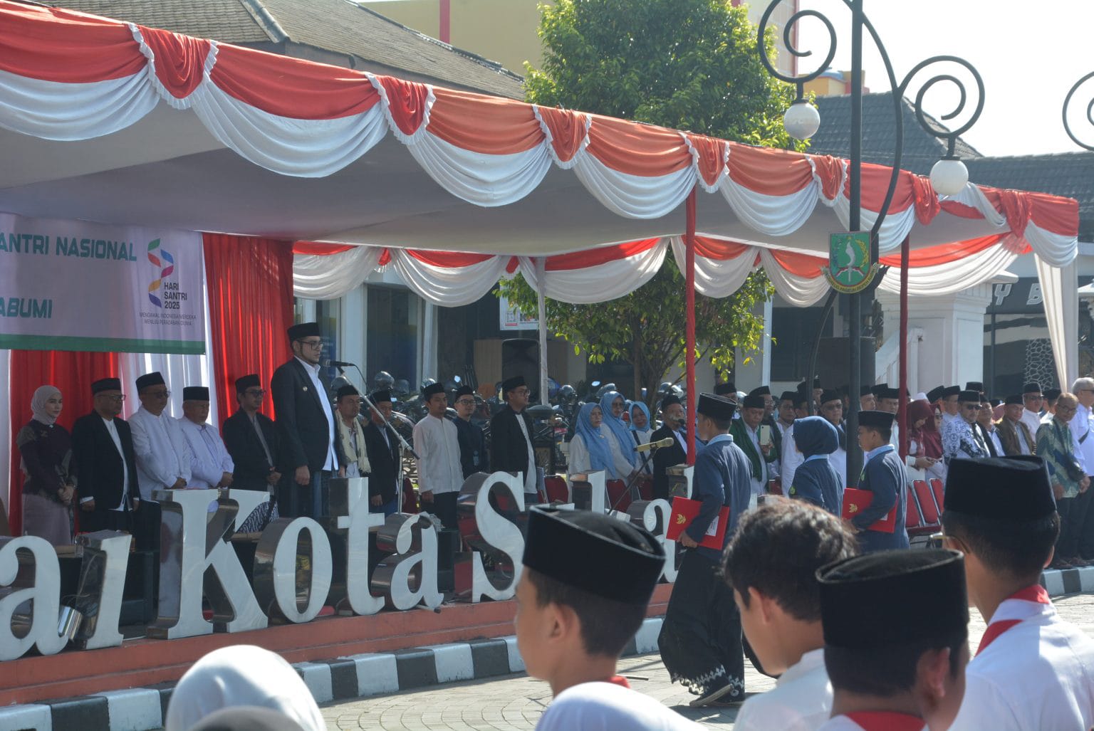 UPACARA: Pemerintah Kota (Pemkot) Sukabumi, menggelar Upacara Peringatan Hari Santri Nasional 2025 di halaman Balai Kota Sukabumi, Rabu (22/10).