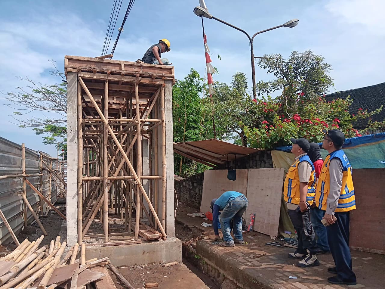 PENGERJAAN: Kondisi pengerjaan tugu batas kota di Jalan Letkol Eddie Soekardi, Jalur Lingkar Selatan, Rabu (22/10).