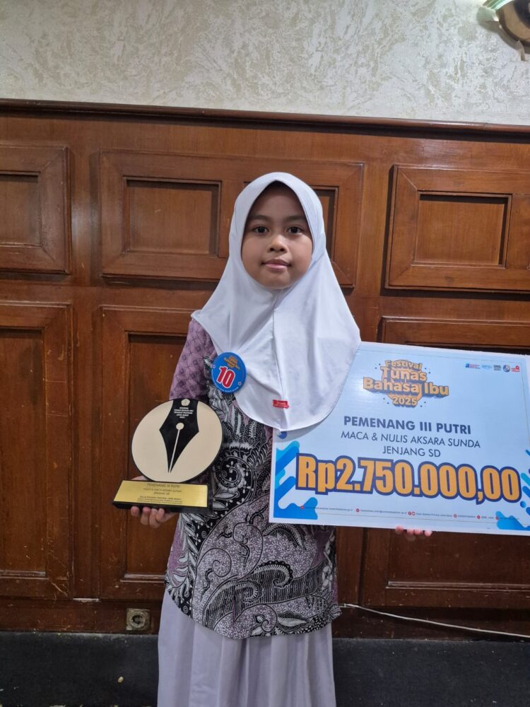 FOTO: dok/radarsukabumi BERPRESTASI : Siswi SDIT Adzkia 3 Aqila Nadhifa Qolbina raih juara 3 Lomba Maca Jeung Nulis Aksara Sunda di FTBI Jawa Barat.