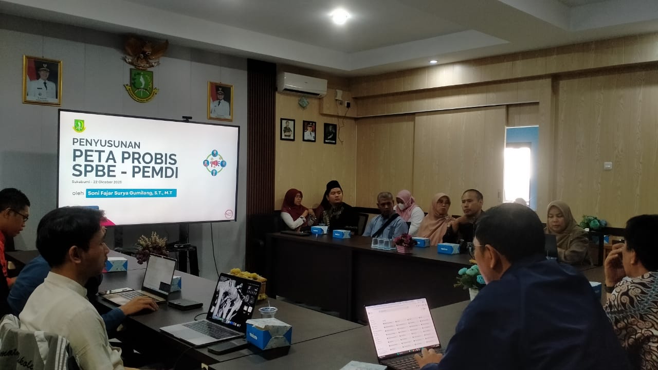 RAPAT: Diskominfo Kota Sukabumi menggelar rapat penyusunan Probis arsitektur SPBE, Kamis (23/10).