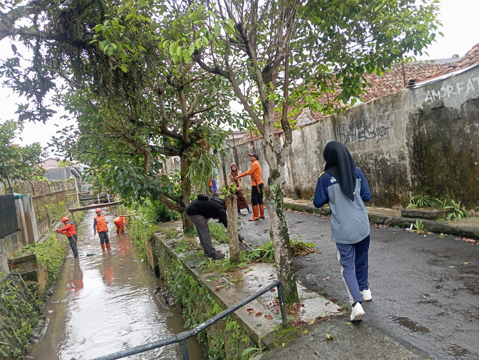 GOTONG ROYONG: Sejumlah personel BPBD Kota Sukabumi, saat melakukan aksi gotong royong membersihkan sungai di wilayah Kelurahan/Kecamatan Gunungpuyuh, Kamis (23/10).