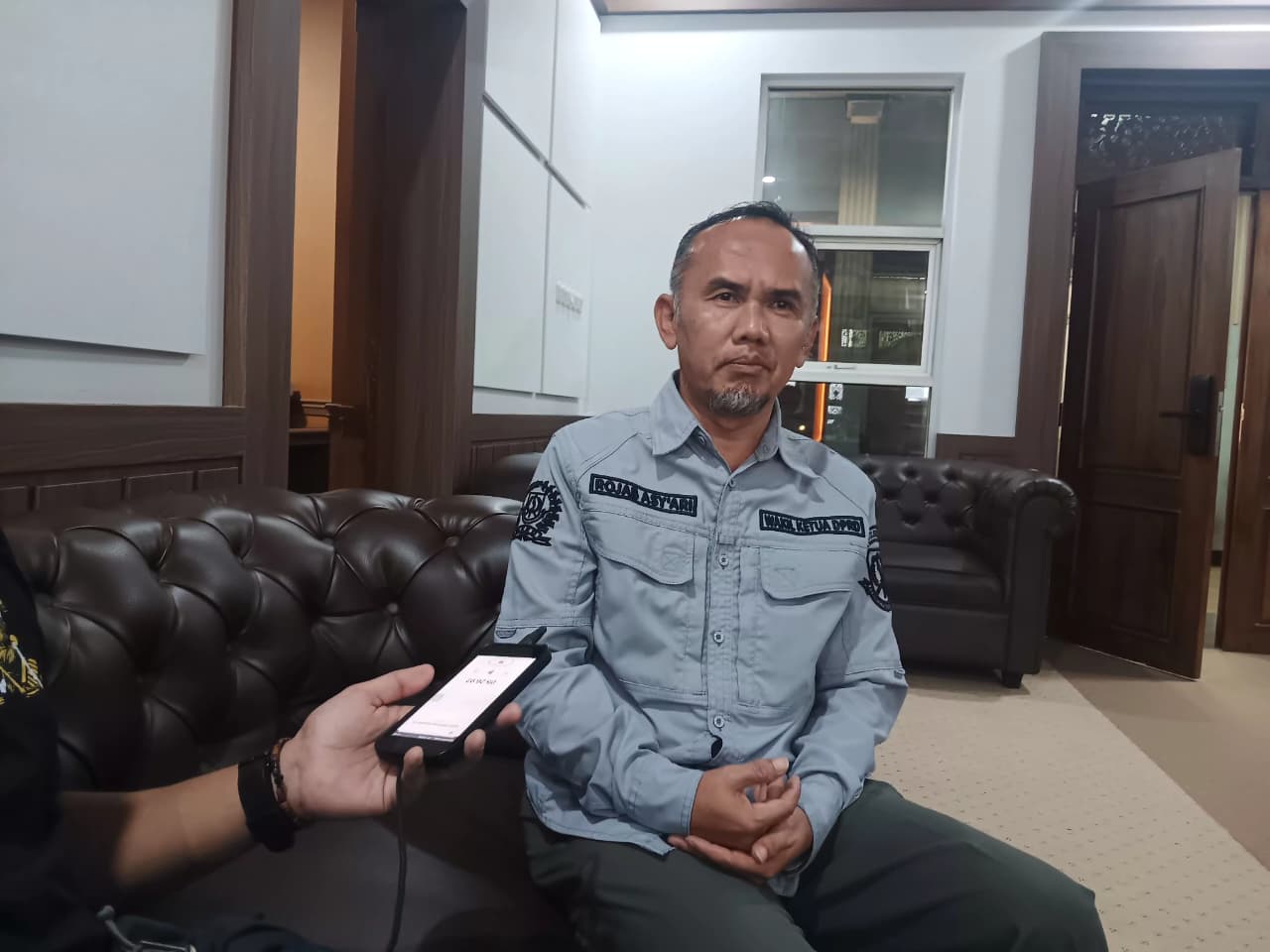 DIWAWANCARA: Wakil Ketua DPRD Kota Sukabumi, Rojab Asyari saat diwawancara Radar Sukabumi, Kamis (23/10).