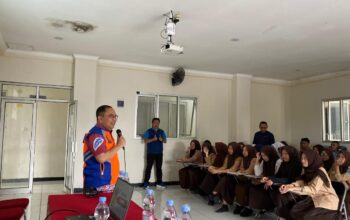 SOSIALISASI: Kepala Dinas Perhubungan, Iskandar Ifhan saat menggelar sosialisasi di SMK Samsul Ulum, Kamis (23/10).