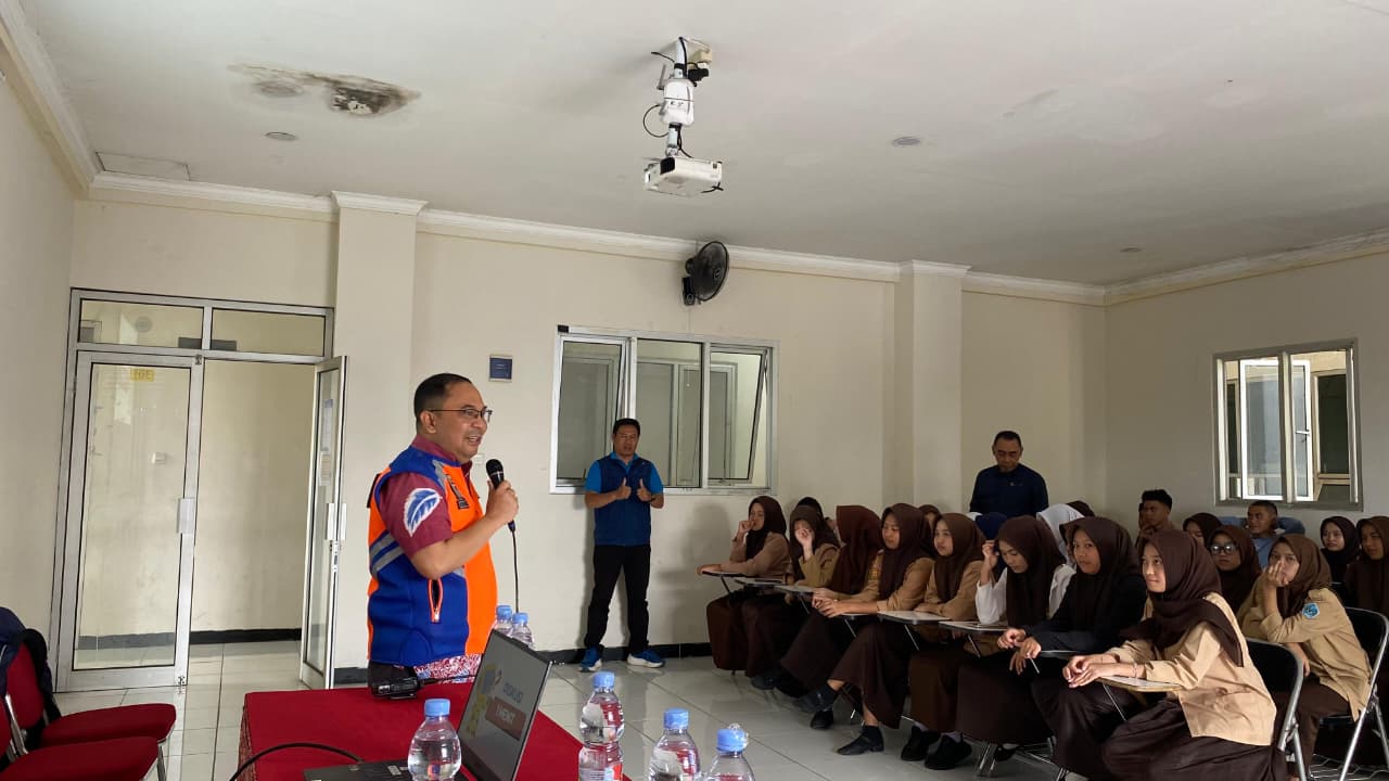 SOSIALISASI: Kepala Dinas Perhubungan, Iskandar Ifhan saat menggelar sosialisasi di SMK Samsul Ulum, Kamis (23/10).
