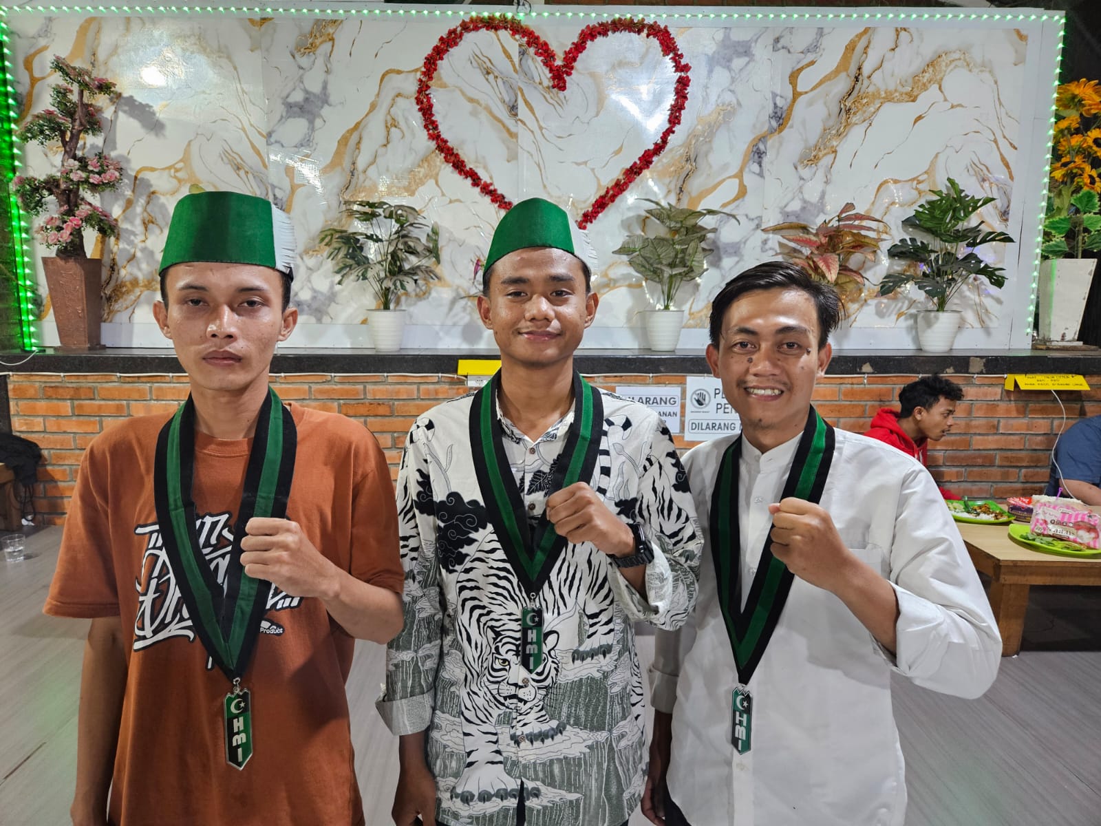 Ade Roni Ronaldo resmi terpilih sebagai Ketua Umum Himpunan Mahasiswa Islam (HMI) Cabang Sukabumi periode 2025–2026 melalui mekanisme aklamasi dalam Konferensi Cabang (Konfercab) XVI yang digelar di Gedung Juang 45, Kota Sukabumi, Kamis (23/10/2025).