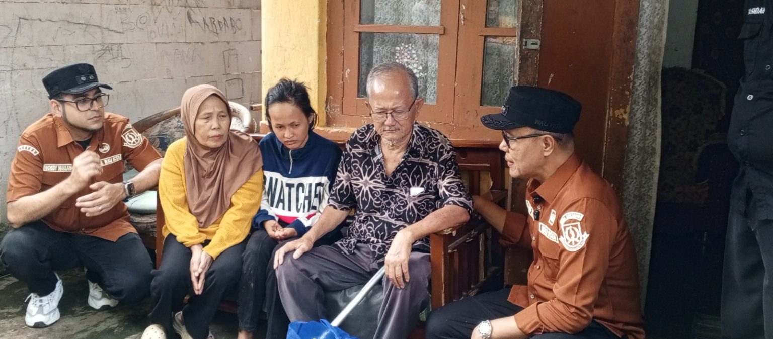 Wali Kota Sukabumi Ayep Zaki didampingi Wakil Wali Kota Bobby Maulana menyalurkan bantuan kepada warga Kelurahan Lembursitu.(Foto: IST)